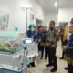 Pj. Bupati Deliserdang Ir. Wiriya Alrahman, MM, didampingi Dirut RSU Drs.H.Amri Tambunan dr.Hanif Fakhri dan Kadis Kesehatan Deliserdang dr.Asri Ludin Tambunan meninjau ruang anak, Kamis (16/5). (Waspada/Khairul K Siregar/B)