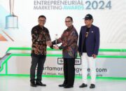 Executive Vice President Group Commercial dan Supply Chain Management Inalum Gusti Fauzi M. Gafli mewakili Inalum menerima penghargaan dari BUMN Entepreneurial Marketing Awards 2024 di Jakarta. (Waspada/ist)