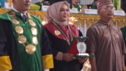 Muharrani, Penyuluh Agama PPPK Kementerian Agama (Kemenag) Kota Langsa foto bersama Rektor IAIN Langsa, Prof. Dr. Ismail Fahmi Arrauf Nasution, MA sebagai salah satu lulusan terbaik yang dinobatkan pada wisuda Institut Agama Islam Negeri (IAIN) Langsa tahun 2024, Selasa (28/5). Waspada/dede