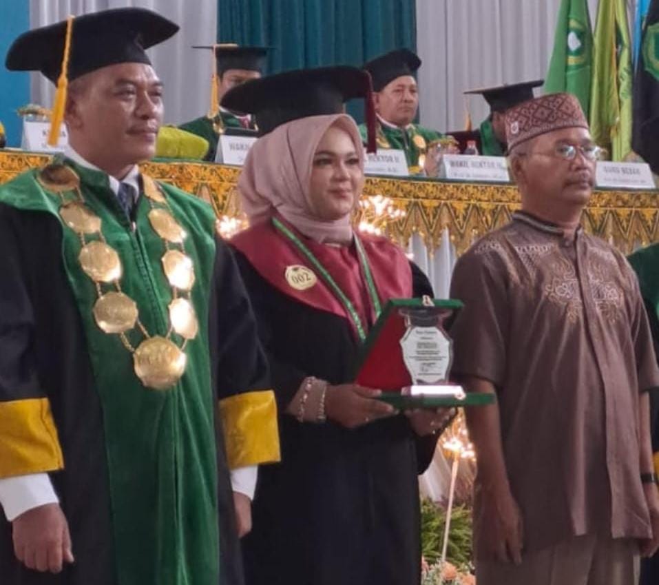 Muharrani, Penyuluh Agama PPPK Kementerian Agama (Kemenag) Kota Langsa foto bersama Rektor IAIN Langsa, Prof. Dr. Ismail Fahmi Arrauf Nasution, MA sebagai salah satu lulusan terbaik yang dinobatkan pada wisuda Institut Agama Islam Negeri (IAIN) Langsa tahun 2024, Selasa (28/5). Waspada/dede