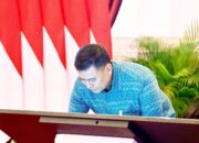 Direktur Utama BPJS Ketenagakerjaan Anggoro Eko Cahyo saat menandatangani komitmen dukungan terhadap GovTech Indonesia yang diberi nama aplikasi INA Digital, di Istana Negara, Jakarta, Senin (27/5).Waspada/dok.BPMI Setpres