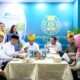 Pj Gubsu Hasanuddin saat menikmati ikan Tilapia produksi Regal Springs Indonesia (PT Aqua Farm Nusantara) di acara pembukaan PIISU di Istana Maimun Medan, Sumatera Utara, mulai Rabu s/d Sabtu, 15 - 18 Mei 2024.(Waspada/ist).