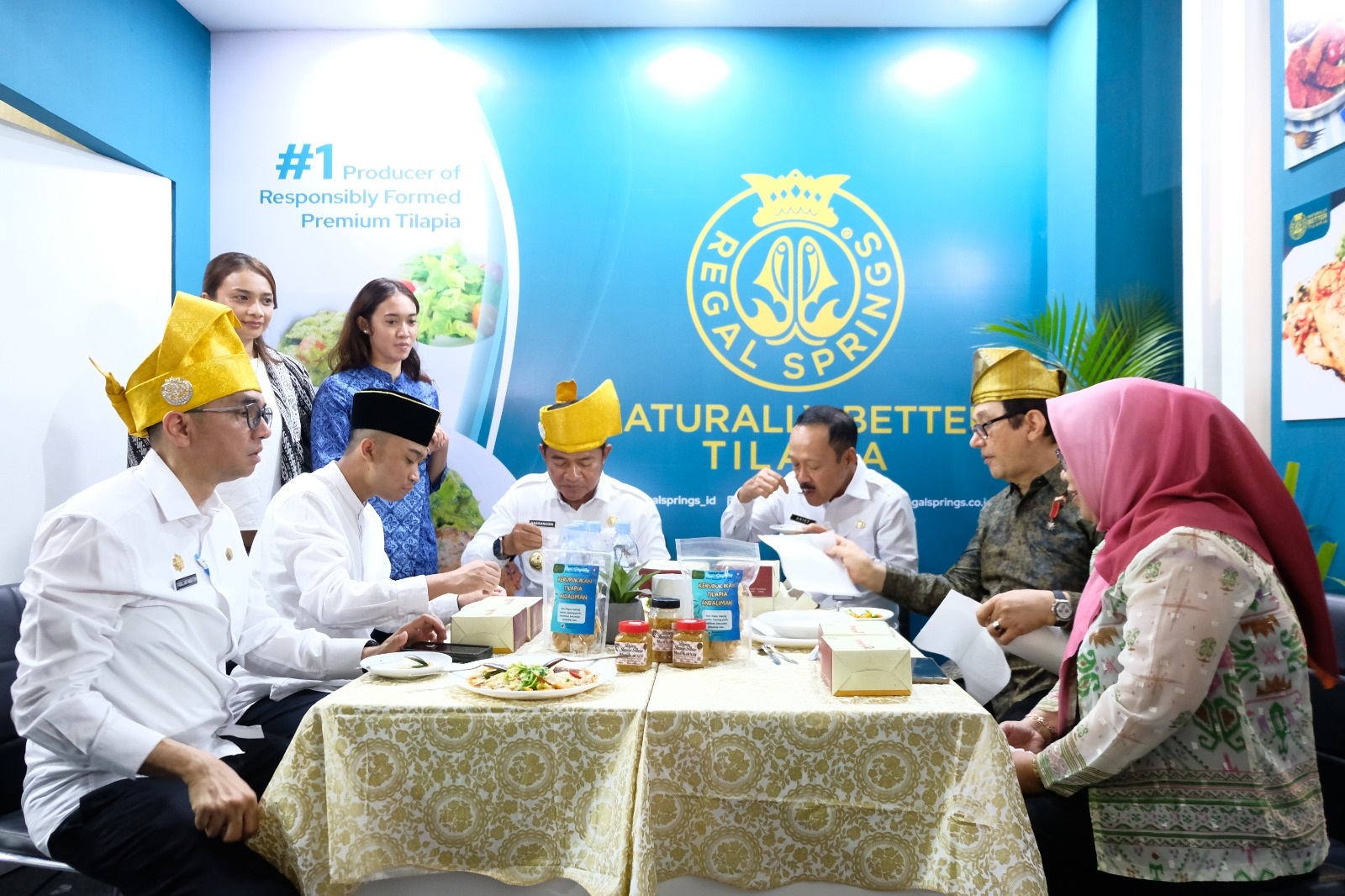 Pj Gubsu Hasanuddin saat menikmati ikan Tilapia produksi Regal Springs Indonesia (PT Aqua Farm Nusantara) di acara pembukaan PIISU di Istana Maimun Medan, Sumatera Utara, mulai Rabu s/d Sabtu, 15 - 18 Mei 2024.(Waspada/ist).