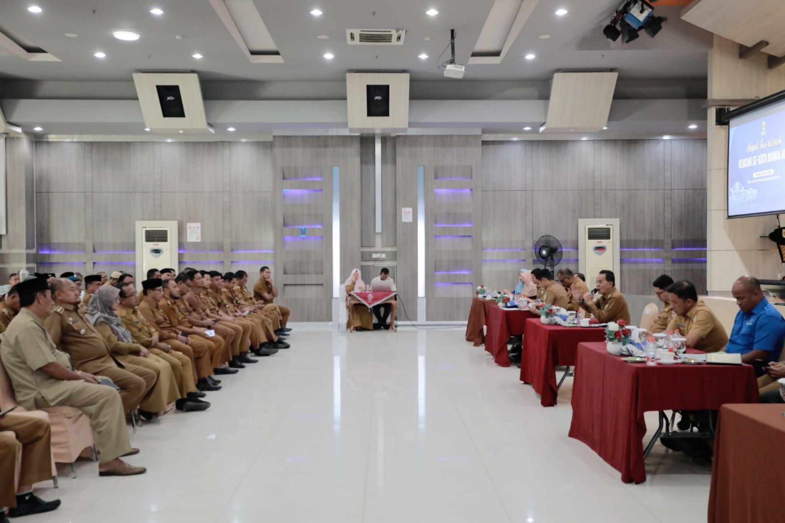 Para keuchik se-Kota Banda Aceh mendengarkan dengan serius arahan yang disampaikan Pj Wali Kota Amiruddin dalam rakor. (Waspada/Zafrullah)