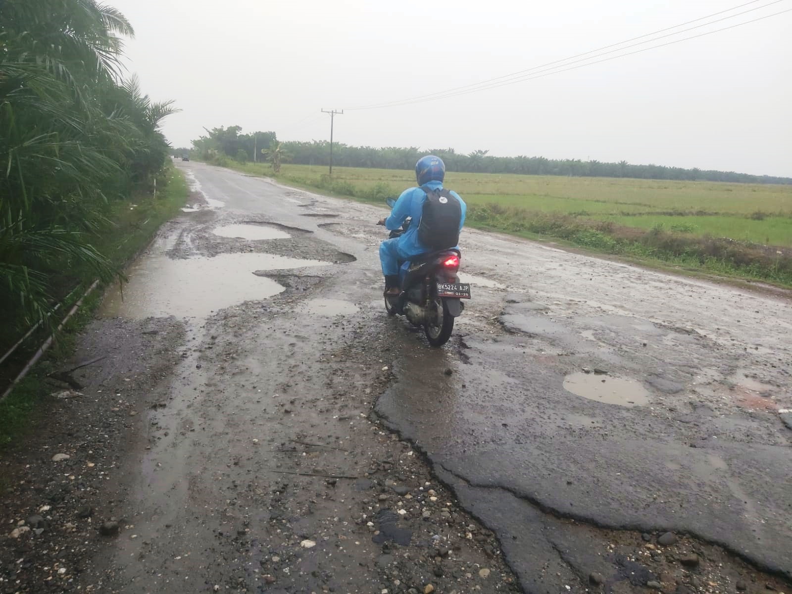 Jalan umum Dusun VI Desa Teluk Meku kini kondisinya semakin hancur, Kamis (16/5). Waspada/Boy Aprizal 
