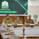 Asisten Perekonomian dan Pembangunan Sekda Aceh, Dr. Ir. Zulkifli, M.Si, memberikan arahan saat menggelar rapat dengan Kepala Biro beserta jajaran di bawah koordinasi Asisten II Sekda Aceh, di Ruang Potensi Daerah, Setda Aceh, Banda Aceh, Selasa, (28/5). (Waspada/Zafrullah)