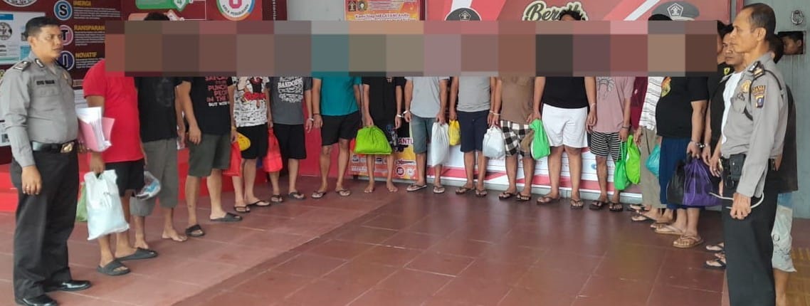 Polres Pematangsiantar menitipkan 18 tahanan ke Rutan Lapas Kelas IIA Pematangsiantar di Jl. Asahan, Kamis (16/5), karena RTP Polres over kapasitas.(Waspada-Ist).