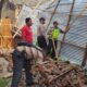 Personel Polsek Padang Hilir Polres Tebingtinggi membantu mengevakuasi rangka seng rumah yang rusak dihantam angin kencang di Jalan Pandan, Kota Tebingtinggi. Waspada/Ist