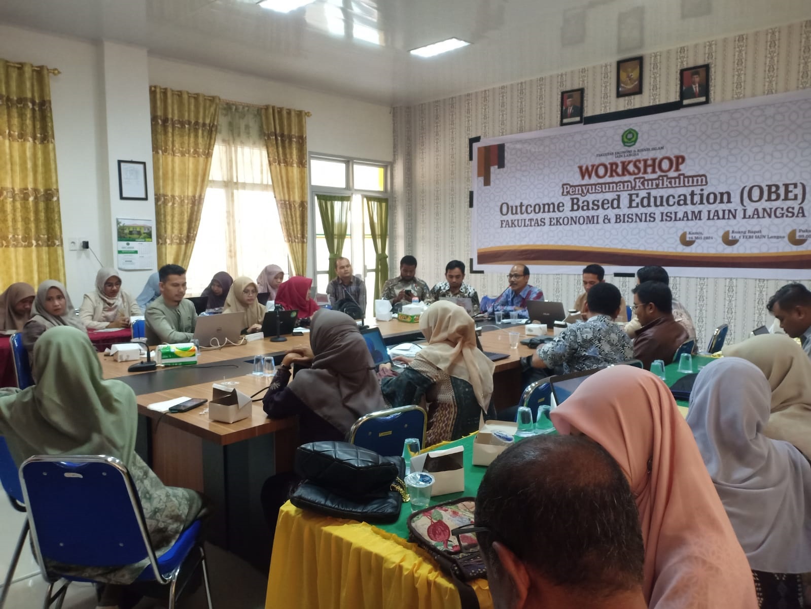 Para peserta terlihat antusias mengikuti kegiatan Workshop di FEBI IAIN Langsa, Kamis (16/5). (Waspada/Ibnu Sa'dan)