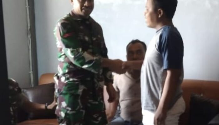Oknum Aparat Berseragam Diduga Tendang Kepala Warga
