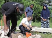 Pj Bupati Aceh Besar Muhammad Iswanto melakukan peletakan batu pertama pembangunan rumah Aminah, yang berdomisili di Gampong Bukit Meusara, Kecamatan Kota Jantho, Jumat (17/5)