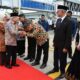 Pj Bupati Aceh Besar, Muhammad Iswanto, menyalami Wakil Presiden RI Ma'ruf Amin saat menghadiri peresmian gedung Landmark Bank Syariah Indonesia (BSI) Aceh, di Kuta Alam, Banda Aceh, Kamis (30/5). (Waspada/Ist)
