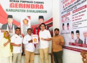 Azi Pratama Pangaribuan saat menyerahkan berkas pendaftarannya kepada Ketua Tim Penjaringan balon bupati dan wakil bupati DPC Partai Gerindra Simalungun di kantor Jalan Sangnaualuh Kompleks Griya Kec. Siantar, Jumat (17/5).(Waspada/ist).