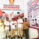 Azi Pratama Pangaribuan saat menyerahkan berkas pendaftarannya kepada Ketua Tim Penjaringan balon bupati dan wakil bupati DPC Partai Gerindra Simalungun di kantor Jalan Sangnaualuh Kompleks Griya Kec. Siantar, Jumat (17/5).(Waspada/ist).
