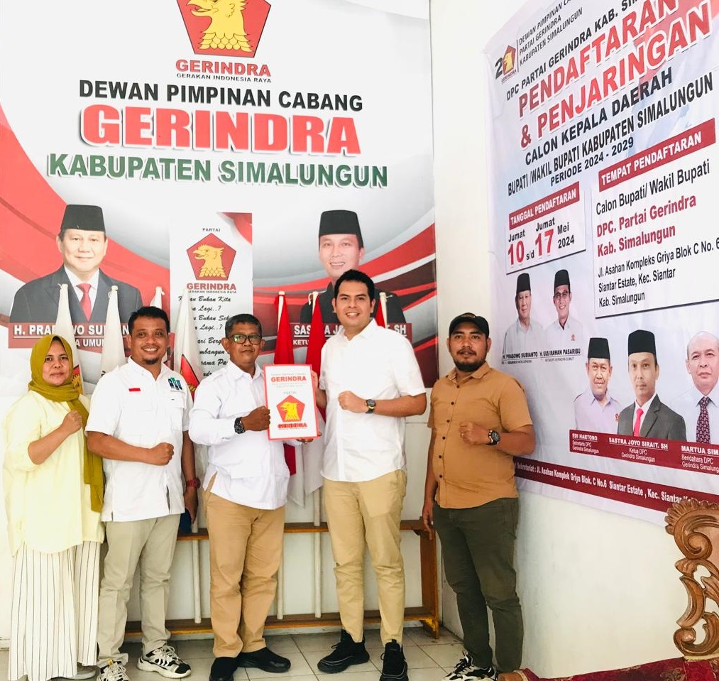 Azi Pratama Pangaribuan saat menyerahkan berkas pendaftarannya kepada Ketua Tim Penjaringan balon bupati dan wakil bupati DPC Partai Gerindra Simalungun di kantor Jalan Sangnaualuh Kompleks Griya Kec. Siantar, Jumat (17/5).(Waspada/ist).
