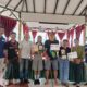 TIM Juri saat menyerahkan hadiah kepada siswa-siswi yang mendapatkan juara dalam lomba menulis esai. Waspada/Valen.