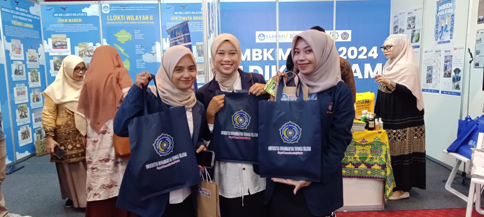Mahasiswa yang hadir mengikuti Kampus Merdeka Fair 2024 terlihat bahagia mendapatkan suvenir dari stand UM Tapsel di pameran Kampus Merdeka Fair 2024 di Universitas PGRI Padang.Waspada/ist.