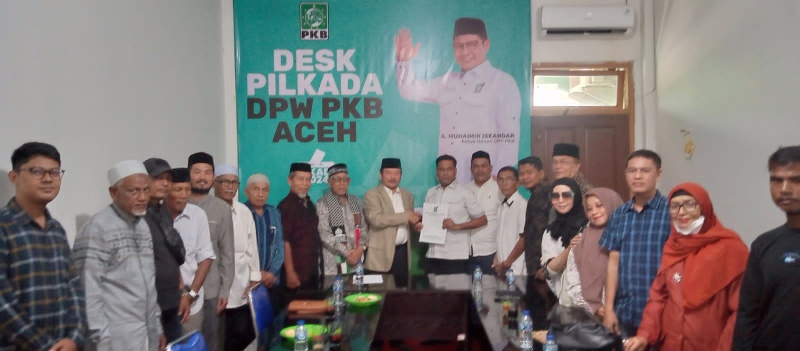 Mantan Rektor USK Prof. Dr. H. Darni Daud MA kembalikan berkas bakal calon gubernur (Bacagub) ke Desk Pilkada PKB Aceh, Jumat (17/5). (Waspada/Ist)