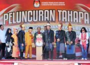 Wabup Simalungun H.Zonny Waldi dan Forkopimda bersama KPU Simalungun saat peluncuran tahapan Pilkada 2024 di Open Stage Parapat, Kamis (30/05).(Waspada/ist).