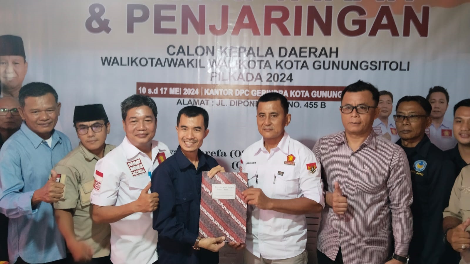 Pasangan Yusman Dawolo - Yostinus Hulu saat menyerahkan berkas pendaftatan sebagai bakal calon Wali Kota dan Wakil Wali Kota Gunungsitoli di DPC Partai Gerindra Kota Gunungsitoli, Jumat (17/5). Waspada/Bothaniman Jaya Telaumbanua