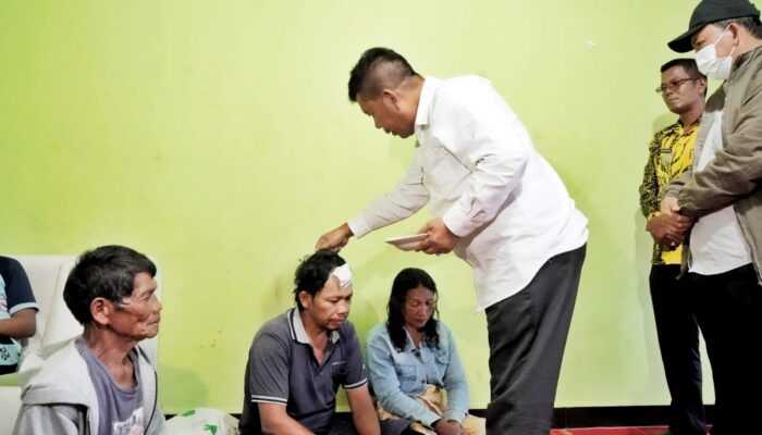 Bupati Simalungun Jenguk Pendi Saragih Korban Penembakan OTK Di Tigarunggu
