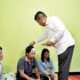 Bupati Simalungun Radiapoh H Sinaga memberikan 'boras tenger' (upa-upa semangat) kepada korban penembakan Pendi Saragih, di Tigarunggu, Kamis (30/5).(Waspada/ist).