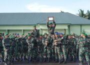 Sertu Rasuli Kurniawansyah diangkat rekan-rekannya sesaat menerima Piagam Penghargaan dari Danrem 022/PT atas prestasinya dalan upaya penurunan angka stunting di wilayah binaannya, Jumat (17/5).(Waspada/ist).