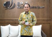 Direktur Umum dan SDM BPJS Ketenagakerjaan Abdur Rahman Irsyadi saat menerima piagam penghargaan Best Nation Wide Collaboration dari Grab Indonesia. Waspada/ist.