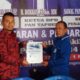 Mukmin Saleh Siregar diwakili Yusnar Gultom, S.Pd ( kiri) menyerahkan berkas pendaftaran Mukmin Saleh Siregar sebagai Balon Bupati dan diterima Harry Siregar dari Tim Pilkada DPD PAN Tapsel, Rabu (1/5). Waspada/ist.