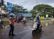 Petugas Dishub Aceh Besar melakukan pengawasan dan pengaturan lalu lintas di Pasar Induk Lambaro, Kabupaten Aceh Besar, Senin (20/5) pagi. (Waspada/Ist)