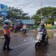 Petugas Dishub Aceh Besar melakukan pengawasan dan pengaturan lalu lintas di Pasar Induk Lambaro, Kabupaten Aceh Besar, Senin (20/5) pagi. (Waspada/Ist)