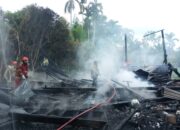 Rumah konstruksi kayu milik seorang nelayan di Gampong (desa) Data Makmur, Kecamatan Blang Bintang, Kabupaten Aceh Besar, musnah terbakar, Senin (20/5). (Waspada/Ist)