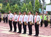 Enam personel Sat Reskrim Polres Tanjungbalai menerima penghargaan atas dedikasi mengungkap sindikat curanmor di kota tersebut. Waspada/Ist