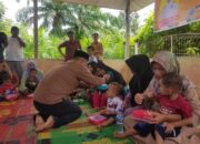 SATGAS Stunting Prov. Aceh, Tarmizi menyuapkan makanan kepada seorang anak stunting. (Waspada/Khairul Boangmanalu)