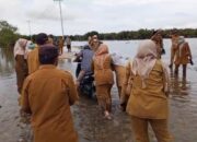Masyarakat bersama para PNS dan pegawai honor di Kecamatan Singkil dan Kuala Baru, mendorong kendaraan yang melintas, saat menggelar aksi di jalan yang terendam banjir, Senin (20/5/2024). WASPADA/Ariefh