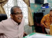 Ketua MPD Pidie Drs H Bukhari Thahir, terlihat sumringah saat menerima Waspada.id di ruang kerjanya, Senin (20/5) Waspada/ Muhammad Riza