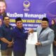 Dolly Putra Parlindungan Pasaribu (2 kanan) menyerahkan berkas pendaftaran dirinya sebagai Balon Bupati kepada Ketua Tim Penjaringan Balon KDH dan Wakil KDH DPD Partai NasDem Tapsel, Mukmin Saleh Siregar (3 kiri) di Kantor DPD Partai NasDem Tapsel, Jl.Kartini, Padangsidimpuan, Rabu (1/5). Waspada/Mohot Lubis