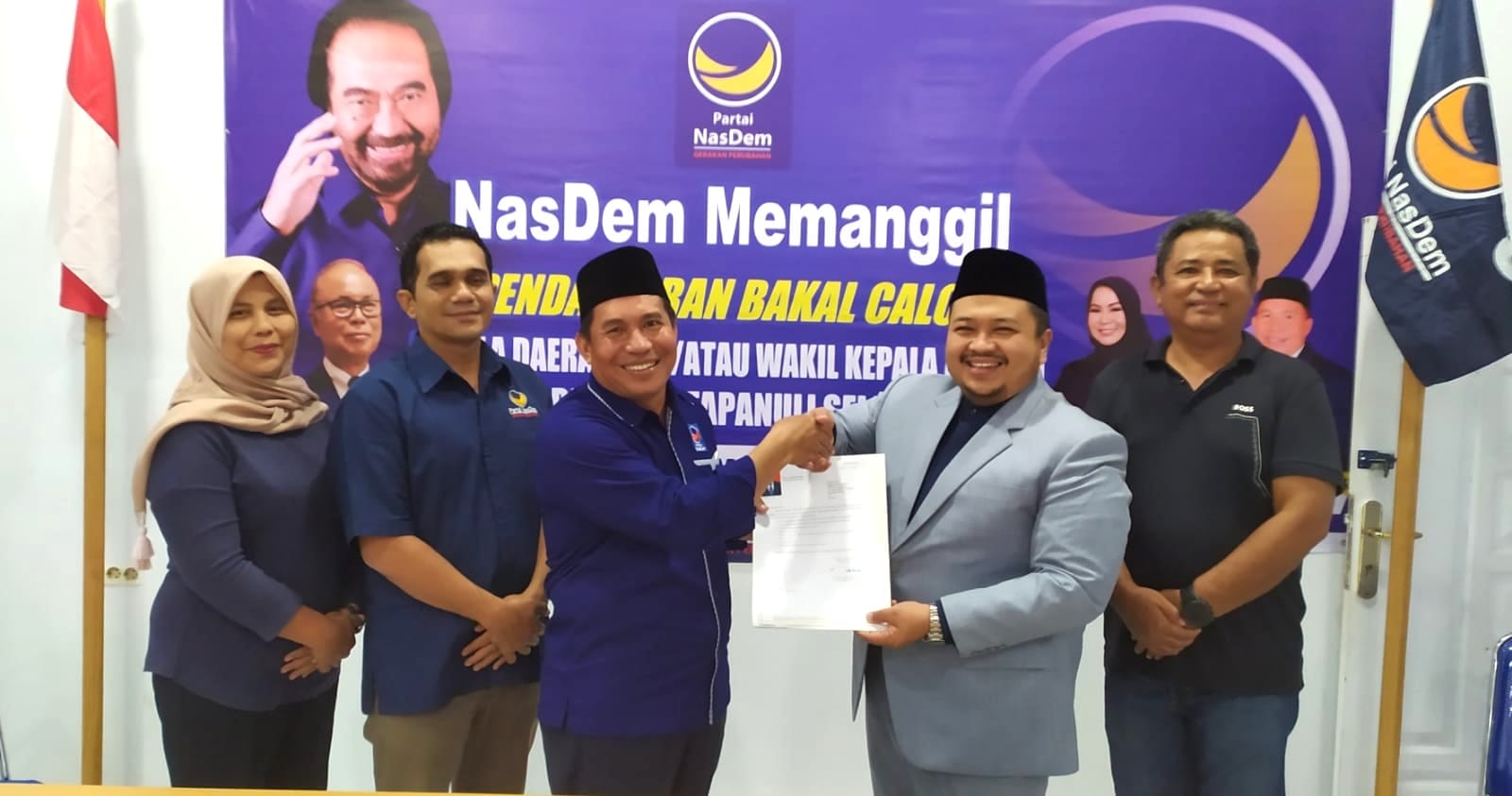 Dolly Putra Parlindungan Pasaribu (2 kanan) menyerahkan berkas pendaftaran dirinya sebagai Balon Bupati kepada Ketua Tim Penjaringan Balon KDH dan Wakil KDH DPD Partai NasDem Tapsel, Mukmin Saleh Siregar (3 kiri) di Kantor DPD Partai NasDem Tapsel, Jl.Kartini, Padangsidimpuan, Rabu (1/5). Waspada/Mohot Lubis
