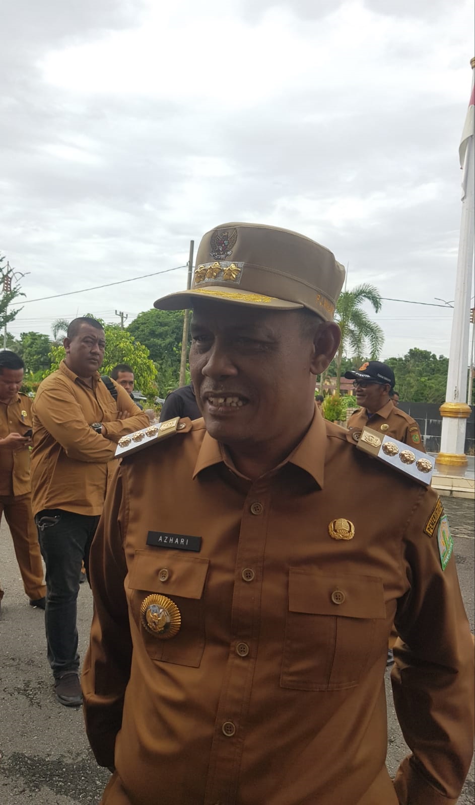 PENJABAT Wali Kota Subulussalam, Azhari, S.Ag, M.Si saat berbincang dengan wartawan. (Waspada/Khairul Boangmanalu)