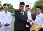 Pj Gubernur Aceh H Bustami Hamzah didampingi Pj Bupati Drs Azmi saat menyerahkan SK Guru Dayah di Perbatasan Kecamatan Danau Paris, pada momen HUT ke-25 Aceh Singkil. WASPADA/Ariefh