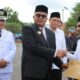 Pj Gubernur Aceh H Bustami Hamzah didampingi Pj Bupati Drs Azmi saat menyerahkan SK Guru Dayah di Perbatasan Kecamatan Danau Paris, pada momen HUT ke-25 Aceh Singkil. WASPADA/Ariefh