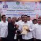 Ketua KONI Sumut John Ismadi Lubis serahkan berita acara pelantikan dan pengukuhan kepada Ketua KONI Tapsel Haris Yani Tambunan. (Waspada/Ist)