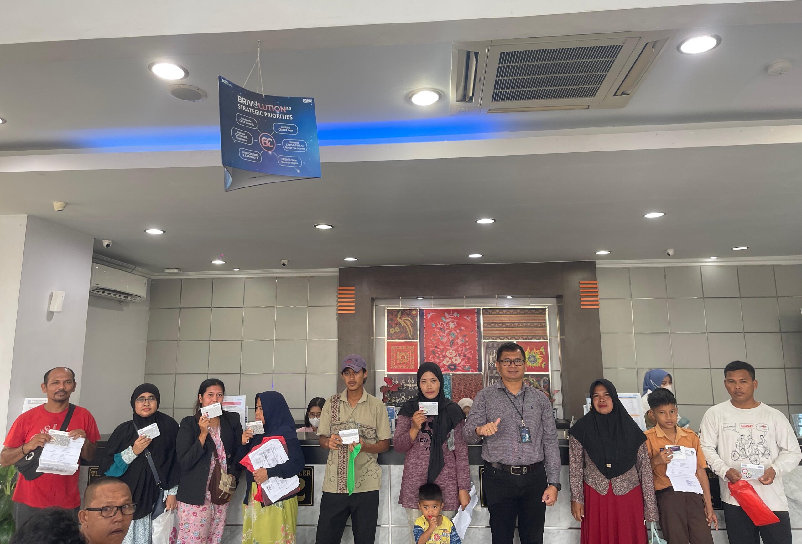 Beberapa siswa penerima PIP di Branch Office BRI Tanjungbalai, Rabu (8/5). Waspada/Ist