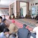 Penjabat (Pj) Bupati Aceh Besar Muhammad Iswanto bersama istri serta jajaran pimpinan OPD Pemkab Aceh Besar, bertakziah ke rumah Alm Tgk Husaini bin Abdul Wahab atau akrab disapa Waled Husaini, Selasa (21/5) petang. (Waspada/Ist)