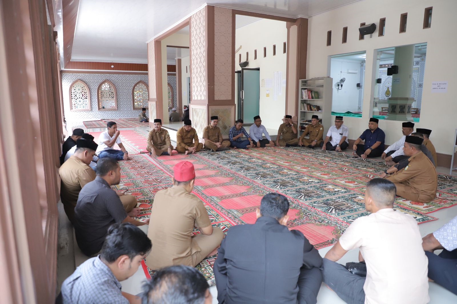 Penjabat (Pj) Bupati Aceh Besar Muhammad Iswanto bersama istri serta jajaran pimpinan OPD Pemkab Aceh Besar, bertakziah ke rumah Alm Tgk Husaini bin Abdul Wahab atau akrab disapa Waled Husaini, Selasa (21/5) petang. (Waspada/Ist)