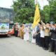 Sekda Palas Arpan Nasution S.Sos memberangkatkan 276 Calhaj Palas 2024 dari Masjid Agung Al Munawwarah Sibuhuan menuju Asrama Haji Medan, Selasa (21/5). Waspada/Ist