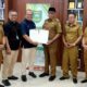 Kepala BPJS Ketenagakerjaan Cabang Padang Sidempuan, Eris Aprianto (3 kiri) didampingi Kepala BPJS Ketenagakerjaan Cabang Madailing Natal, Hadi Kurniawan (2 kiri) dan Bupati Madina HM Jakfar Sukhairi Nasution (3 kanan) tunjukkan nota keselahaman, Selasa (21/5).Waspada/ist.