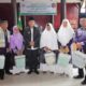 Pj Bupati Taput, Dimposma Sihombing foto bersama jamaah calon haji saat acara pemberangkatan di Sopo Rakyat Rumah Bupati Tapanuli Utara, Selasa (21/5). Waspada/ist
