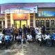 Tampak dalam gambar pelaku pencurian ranmor beserta alat bukti berupa 7 sepeda motor. (Waspada/ist)