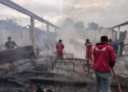 Petugas Damkar Pemkab Toba berupaya memadamkan api yang melahap Cafe Happy di Kecamatan Laguboti, Rabu (22/5). Waspada/Ist
